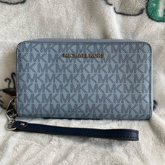 Michael Kors Handbags - Michael Kors Wristlet
